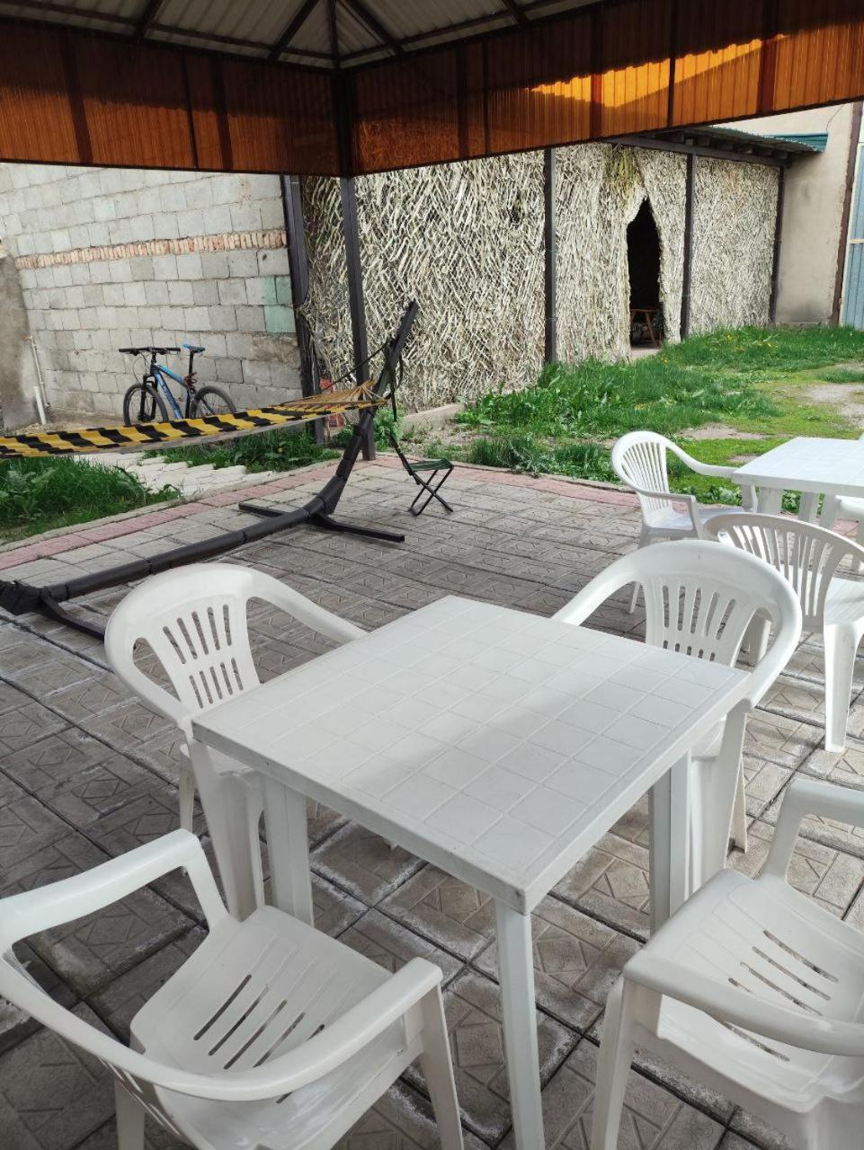 Urban Monkey Tent Hostel & Bar Karakol Ngoại thất bức ảnh